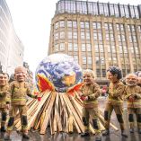 Protesta en Glasgow de activistas disfrazados de líderes globales. Fotografía: DPA