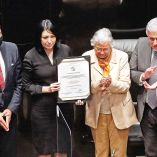 Olga Sánchez Cordero entregó su constancia a Victoria Rodríguez Ceja como subgobernadora. Foto Elizabeth Velázquez