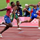 Lamont Marcell Jacobs, Akani Simbine y Fred Kerley compiten en la final de los 100 metros durante los Juegos Olímpicos de Tokio 2020 (AFP)