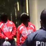 los dos beisbolistas con el rostro cubierto