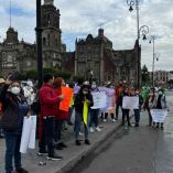 Manifestantes con pancartas. 