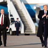 Donald Trump camina junto a un agente del servicio secreto en 2020.