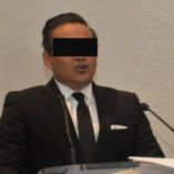 Jorge Winckler, exfiscal de Veracruz, de traje y con los ojos tapados