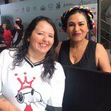 Luz Raquel Padilla sonriendo junto a una mujer