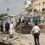 Policías y militares arriban al hotel atacado en Mogadiscio.