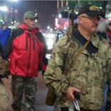 Stewart Rhodes, fundador de los Oath Keepers, marcha junto a simpatizantes en Minneapolis.