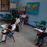 Imagen de niños en un salón de clases