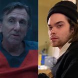 Tim Roth con playera naranja con gris y Cormac Roth con gorro negro