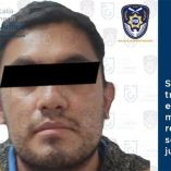 detenidos con cinta en los ojos para su protección 
