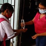 Una alumna ingresando a un salón de clases