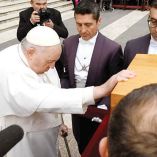 El papa Francisco se levantó de su silla de ruedas para tocar y rezar ante el ataúd que contiene los restos de Benedicto XVI. Foto: Tomada de www.vatican.va.