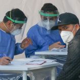 Personal de salud en módulo de pruebas covid