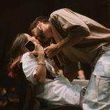 Camilo y Evaluna besándose en un escenario