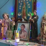 Foto de Norma Lizbeth en un altar en su casa