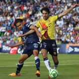 Jugadores de Celeya y Morelia disputando el balón.