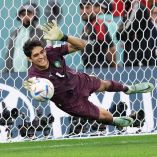 Yassine Bono atajando un penal.