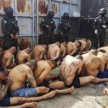 Los presos fueron retenidos por los militares, que tomaron el control de las cárceles. (AFP)