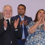 Santiago Creel aplaudiendo al lado de Xóchitl Gálvez