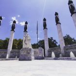 Monumento a los Niños Héroes con pilares blancos en Chapultepec