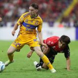 Marcelo Flores derribando a Javier Abella.