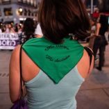 Una mujer lleva un pañuelo a favor del aborto legal en la manifestación por el Día de Acción Global por la despenalización del aborto, a 28 de septiembre de 2023, en Madrid (España). 