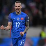 Lukas Haraslin celebrando su doblete.