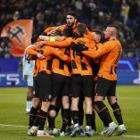 Jugadores del Shakhtar celebrando abrazados.