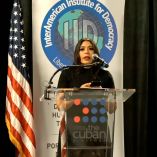 La periodista Elizabeth Trenado se encuentra detrás de un púlpito en el Museo Americano de la Diáspora Cubana, aceptando el Premio Interamericano de Prensa por su periodismo de investigación