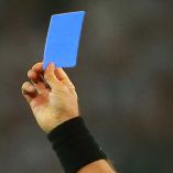 Mano mostrando una tarjeta azul.