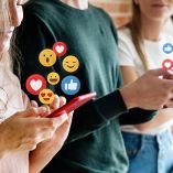 Jóvenes menores de edad usando celulares para revisar redes sociales.