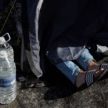 Persona durmiendo en la calle en una casa de campaña.