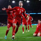Jugadores de Gales celebrando uno de sus goles.