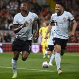 Rafael Leao corriendo para celebrar su gol.