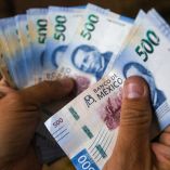 Billetes de 500 pesos en las manos 