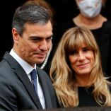 Pedro Sánchez, presidente del gobierno de España, junto a su esposa Begoña Gómez. (Reuters)