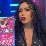 Paola Suárez con cartel en la mano de 'perrísima'