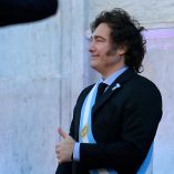 Javier Milei con la banda presidencial de Argentina