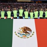 Jugadores de la Selección Mexicana entonando el Himno Nacional previo a un partido del Tri.