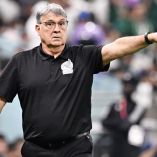 Gerardo Martino dirige partido de la Selección Mexicana durante el Mundial de Qatar 2022.