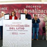 Alfonso Durazo, Rocío Nahle, Andrés Manuel López Obrador, Raquel Buenrostro y Luis Cresencio Sandoval durante la firma del Decreto sobre nacionalización del litio