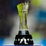 Trofeo de la Liga de Expansión MX en la cancha previo a disputarse la Gran Final.
