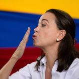 La líder de la oposición venezolana, María Corina Machado, saluda a sus seguidores durante un evento con el partido opositor Primero Justicia en Caracas el 31 de mayo de 2024.