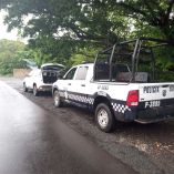 Una patrulla de la Policía de Veracruz estacionada atrás de un vehículo al lado de la carretera