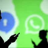 Siluetas de personas utilizando teléfonos móviles frente a un fondo con el logo de WhatsApp y otros íconos de mensajería, destacando la importancia de la privacidad y la seguridad en la comunicación digital.