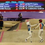 Los franceses se abrazan, detrás de ellos el marcador que los pone como los primeros tres en la carrera y el podio en BMX