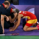 Carolina Marín de rodillas y llorando.