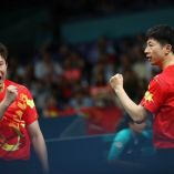 La pareja china celebrando el punto de la victoria con el puño cerrado y gritando como victoria