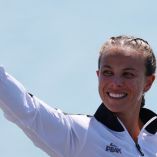 Lisa Carrington saludando al público después de conseguir su octava medalla de la historia