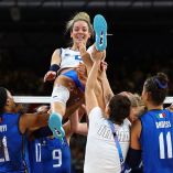 Equipo italiano celebrando el oro