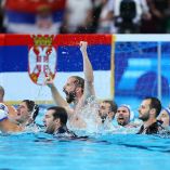 El equipo de serbia colgó su bandera en la portería y celebró con su afición, el cuerpo técnico también se metió a la alberca